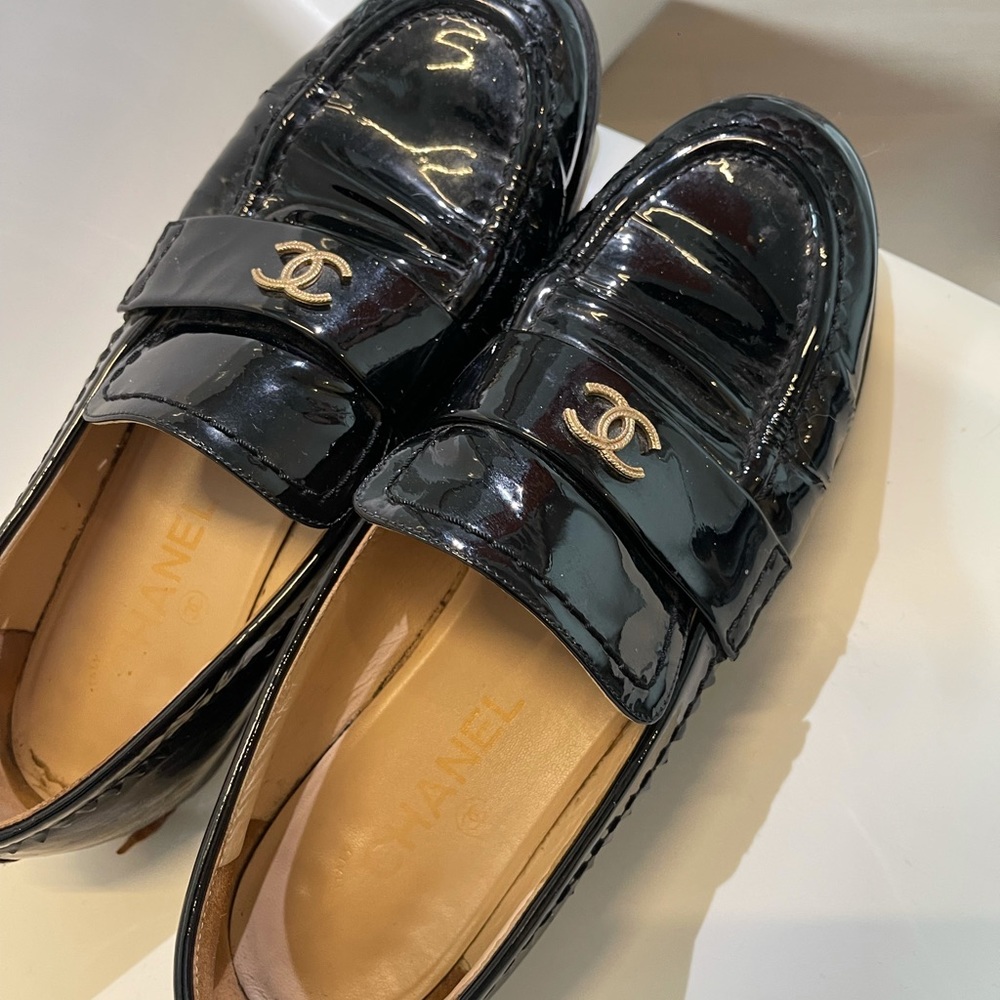 Chanel
Patent Leather flats
Size 39
Very good condition
Black, Leather